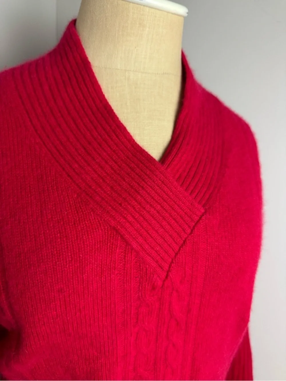 Oscar de la Renta Red V‑Neck Cable Knit Wool Blend Sweater